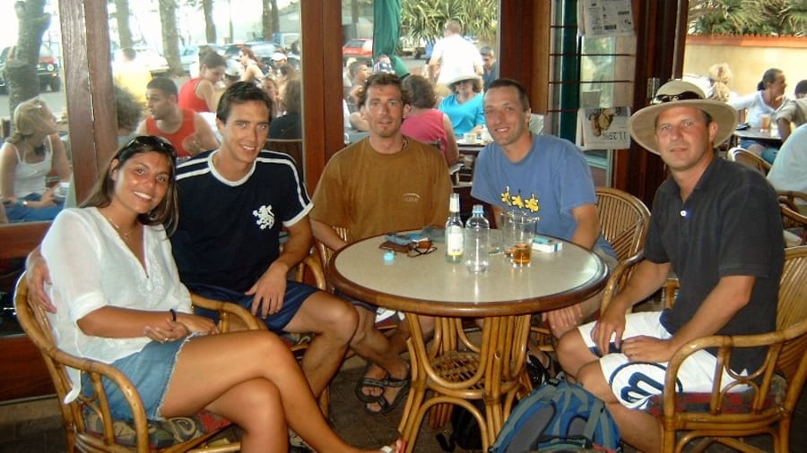 Nen duyen vo chong nho gap go tinh co tren bai bien anh 3