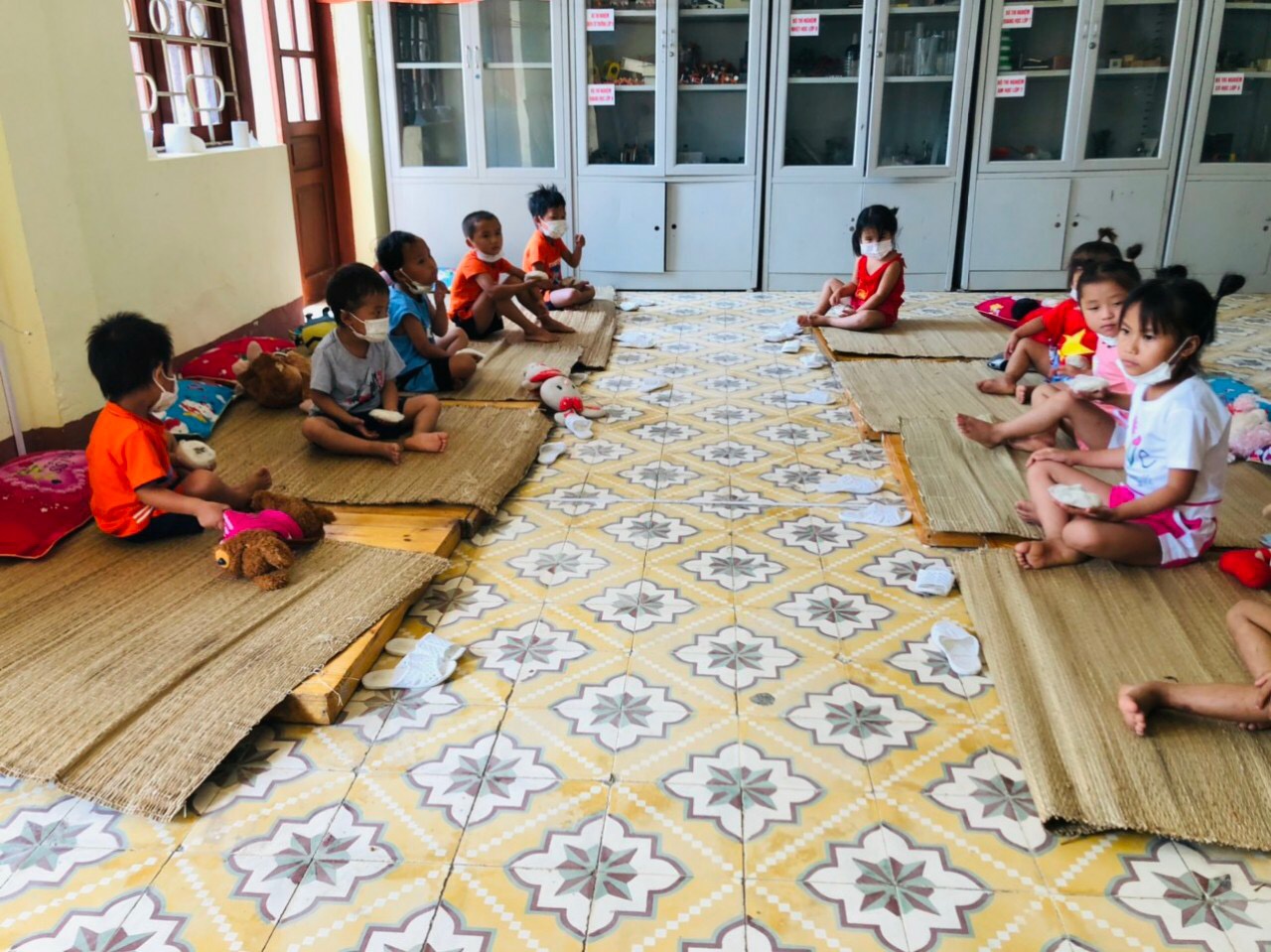 1.000 giuong carton cho tre cach ly o Dien Bien, y, bac si vung dich anh 4