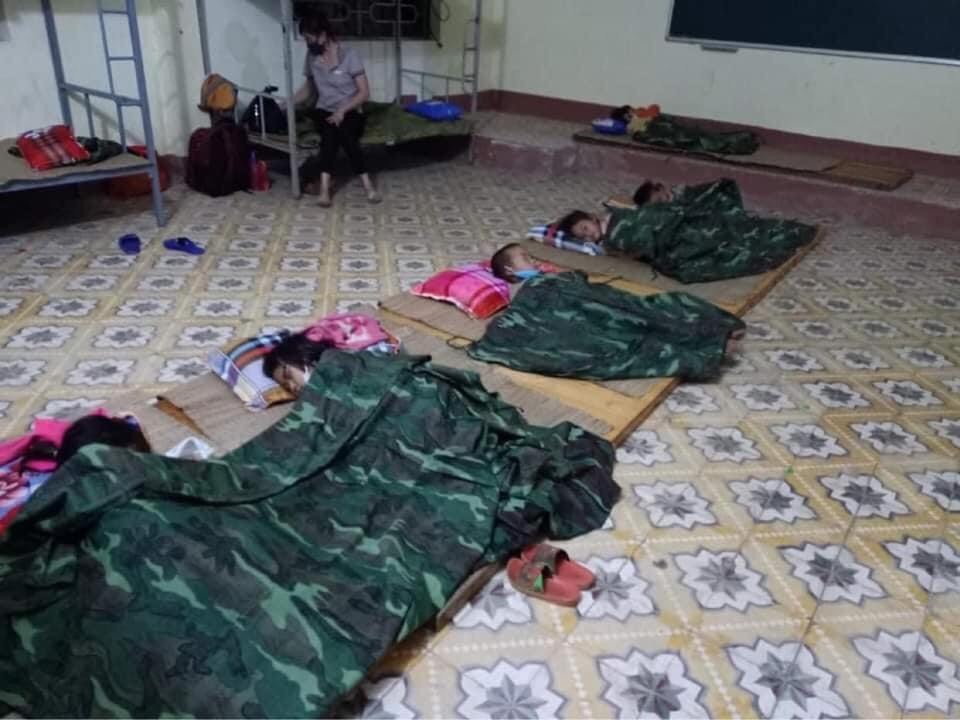 1.000 giuong carton cho tre cach ly o Dien Bien, y, bac si vung dich anh 3