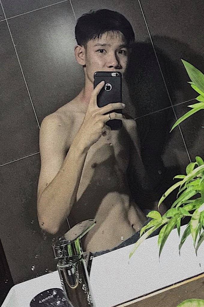 Chang trai lot xac nho tap gym trong dich anh 1