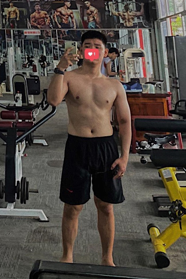 Chang trai lot xac nho tap gym trong dich anh 3