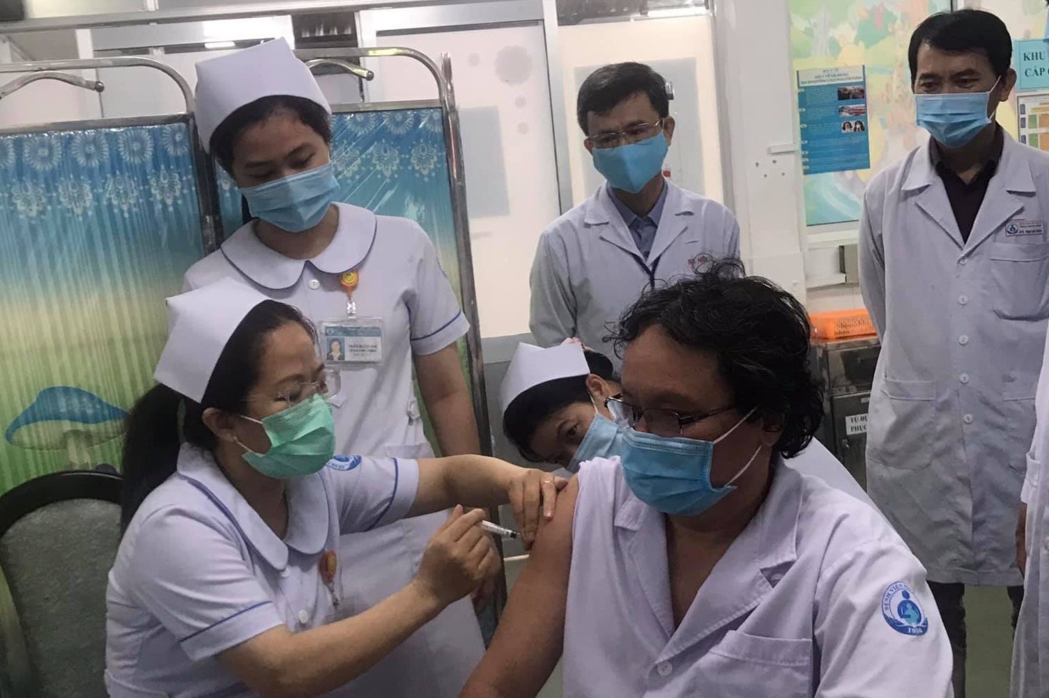 bac si truong huu khanh tiem vaccine anh 1