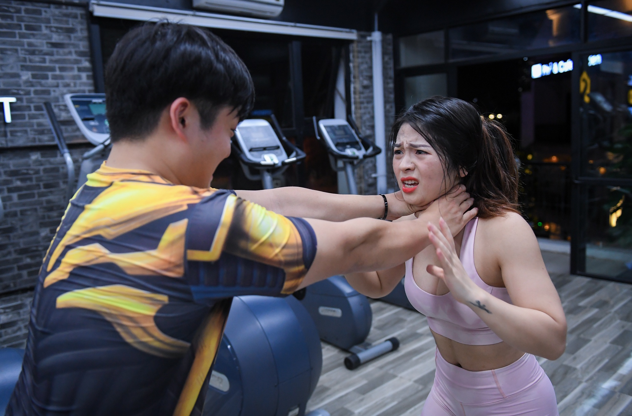 Hot girl mua con so khong ai yeu vi qua manh me hinh anh 14 12_hot_girl_mua_con_zing28.jpg