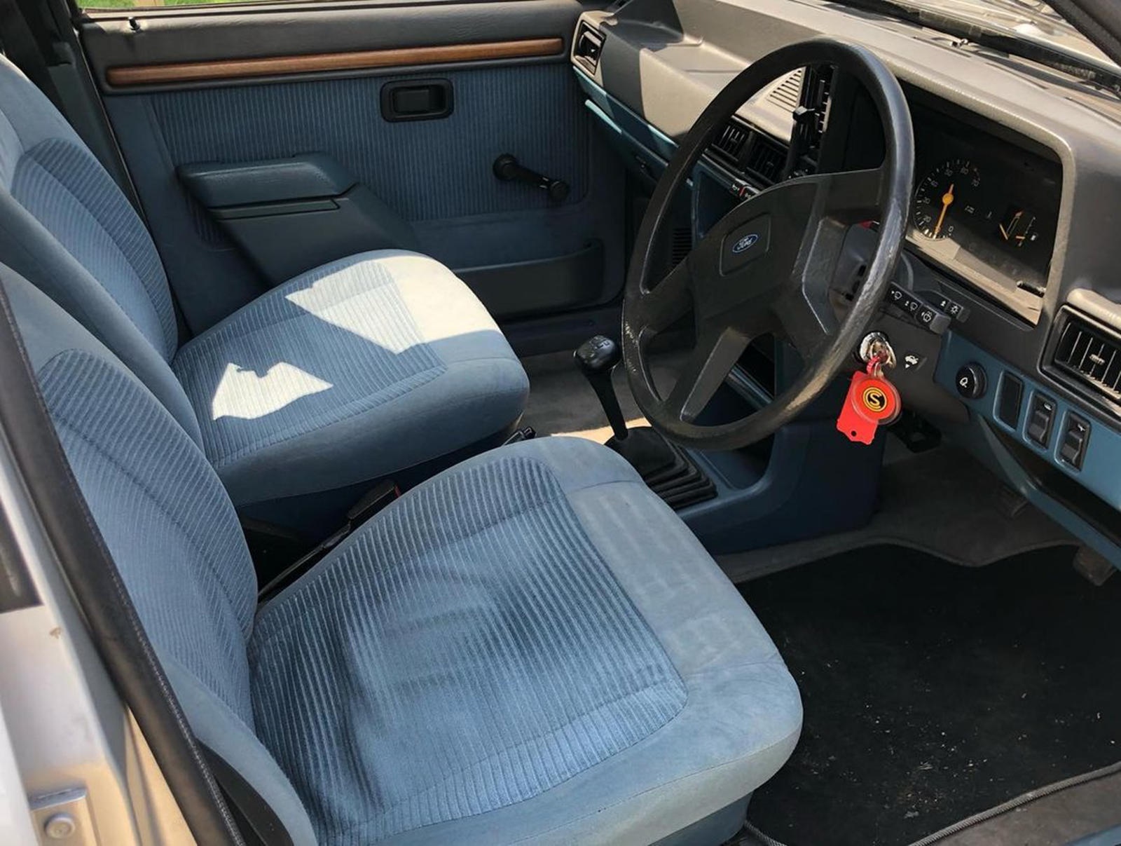 Chiec Ford Escort cua Cong nuong Diana duoc rao ban anh 4