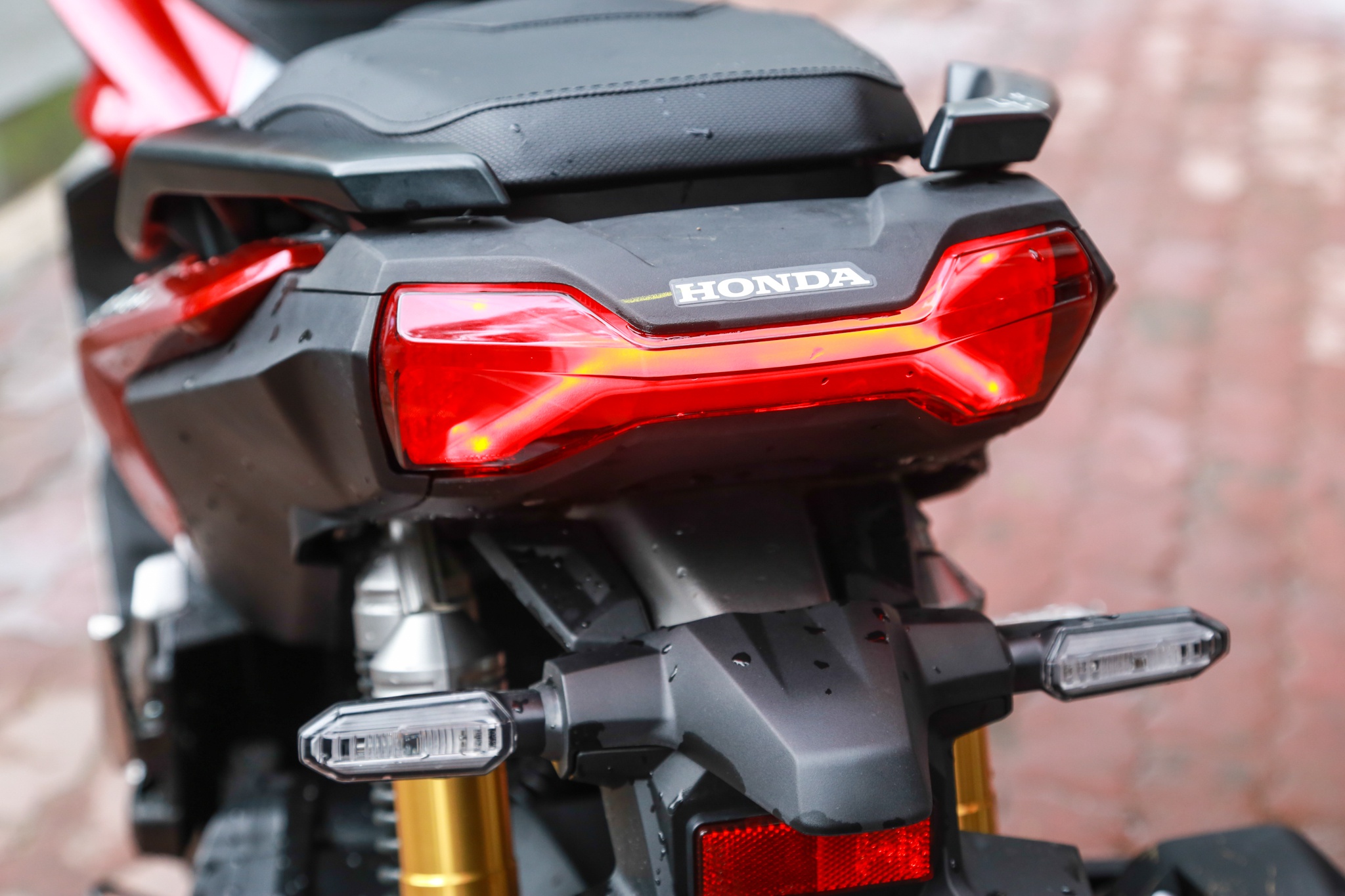 xe-tay-ga-Honda-ADV-150-gia-78-85-trieu-dong-02