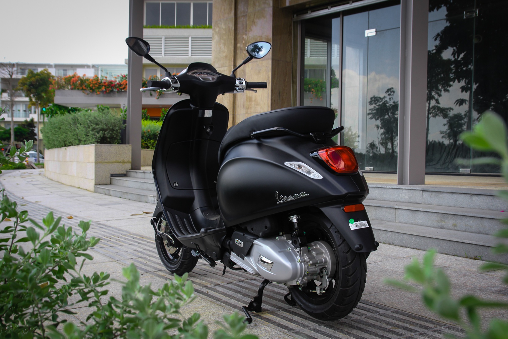 xe-tay-ga-Vespa Sprint/Primavera-gia-74,5-77,5-trieu-dong-02