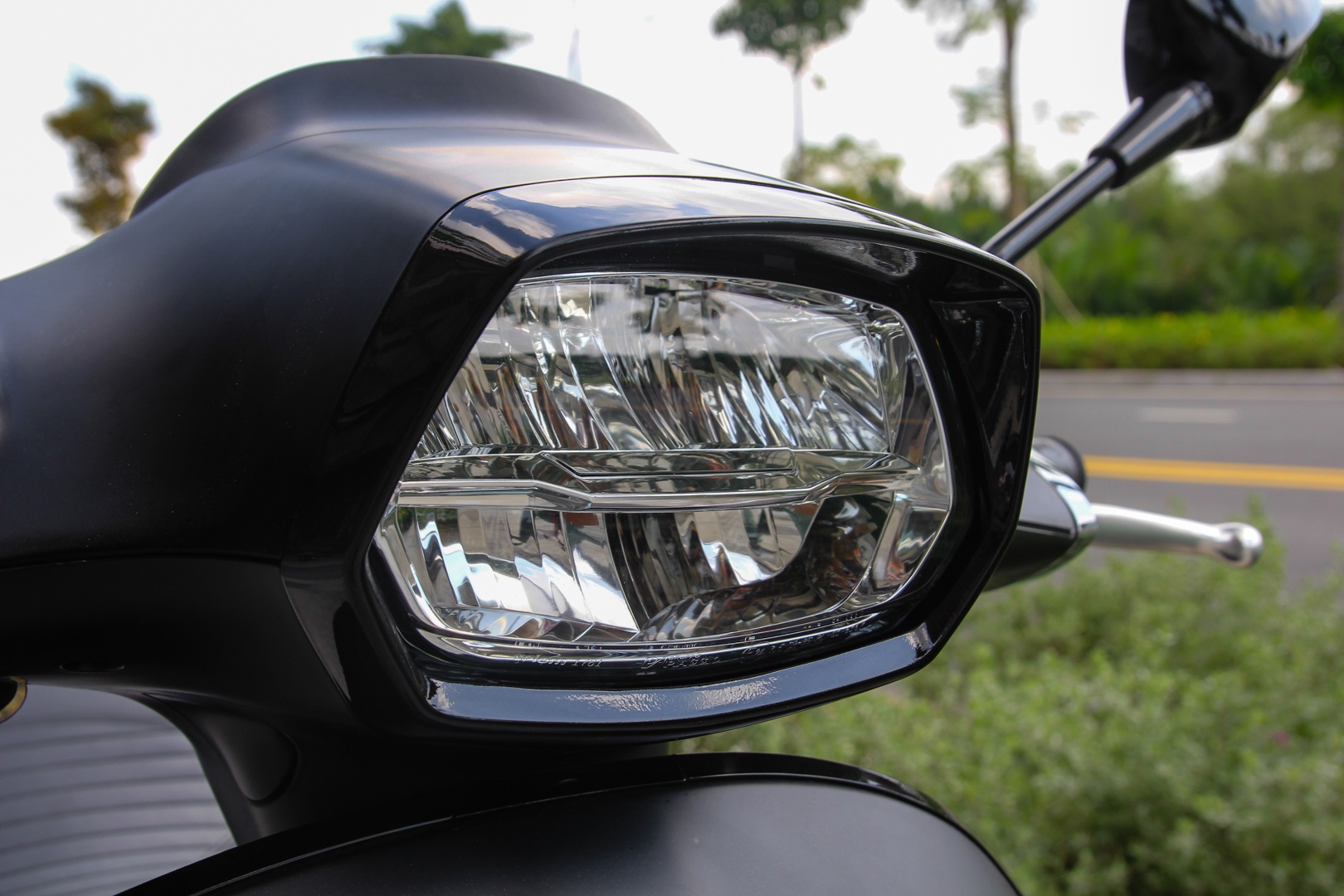 xe-tay-ga-Vespa Sprint/Primavera-gia-74,5-77,5-trieu-dong-03