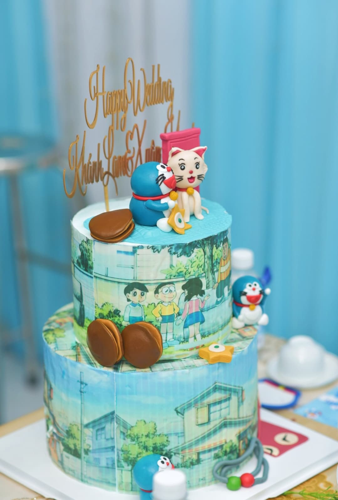 Trang Trí ăn hỏi Doraemon, một ý tưởng đầy mới lạ và đáng yêu. Hình ảnh đầy màu sắc sẽ làm cho bất cứ ai cũng muốn tổ chức một lễ cưới như thế. Hãy cùng nhấn mạnh những chi tiết hoạt hình dễ thương sẽ xóa tan mọi căng thẳng trong lòng bạn nhé.