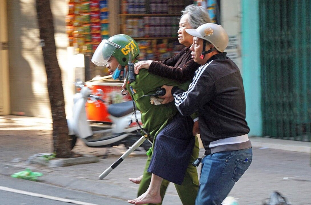 giai cuu cu ba khoi dam chay anh 2