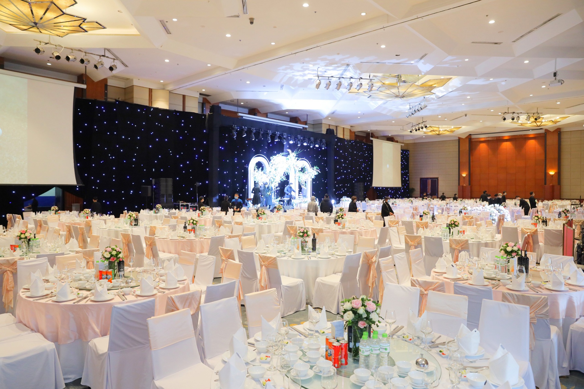 MC Thu Hoai cuoi anh 2