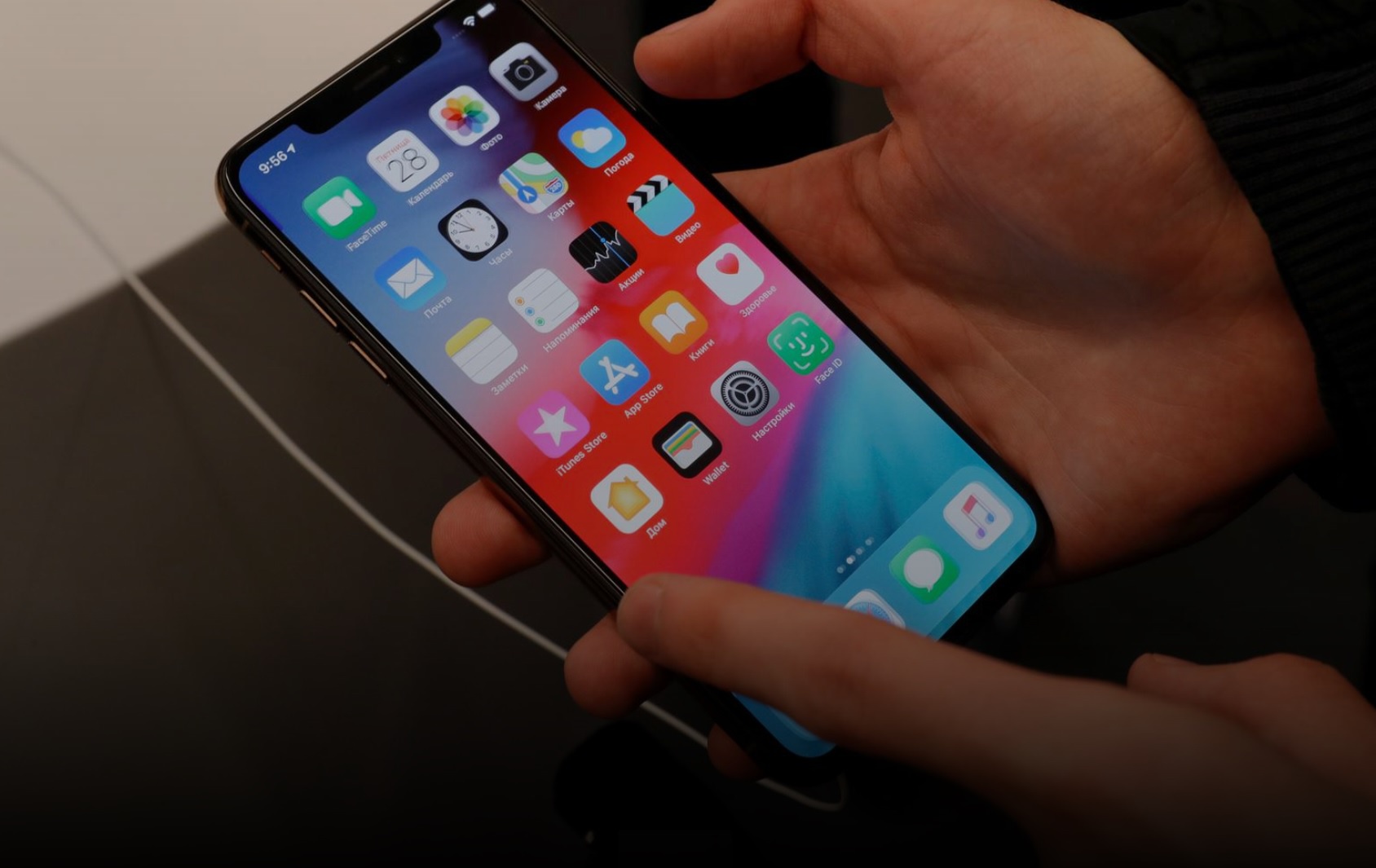 Nga bat buoc iPhone cai san ung dung noi dia anh 1