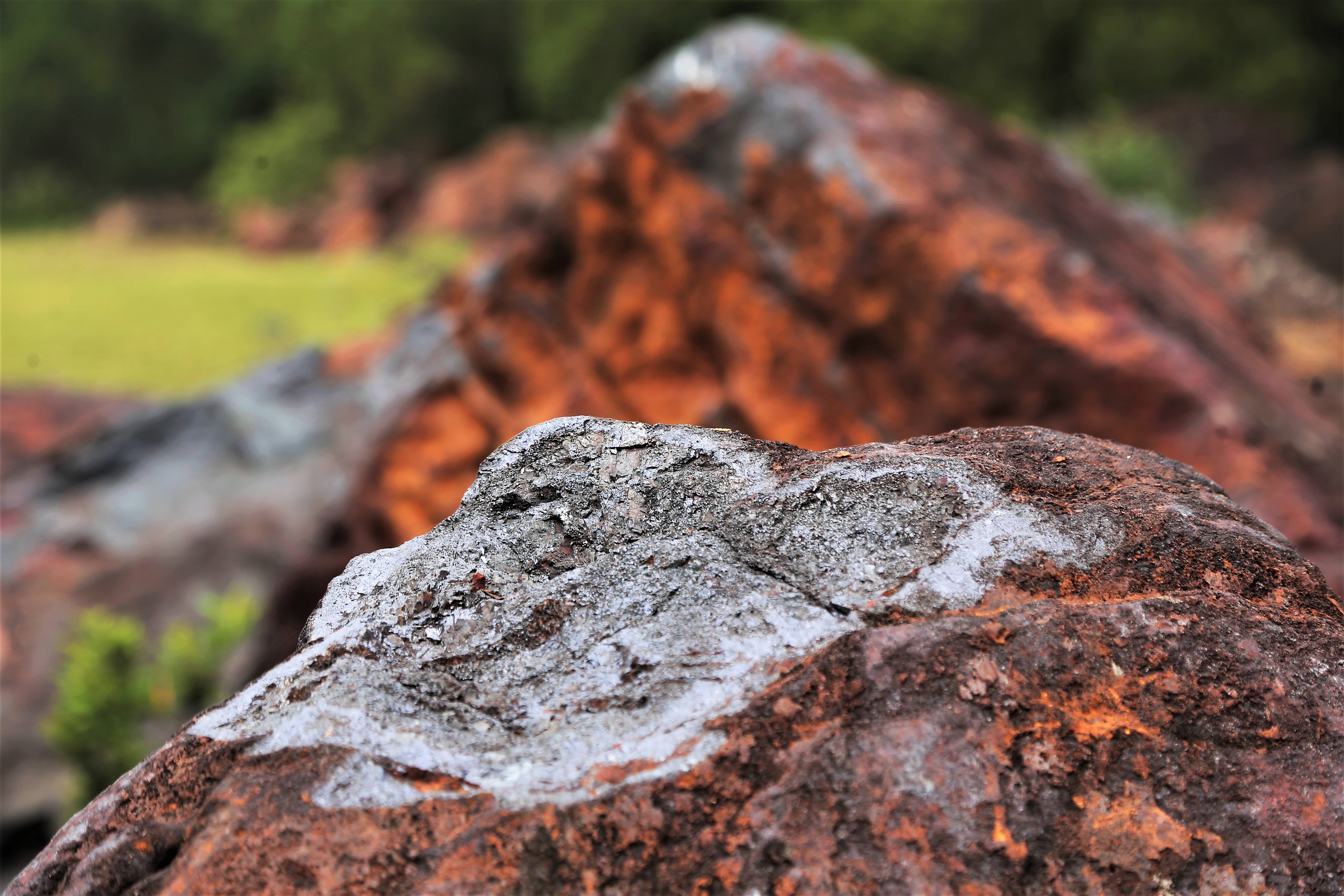 mo sat thach khe bat dong anh 11