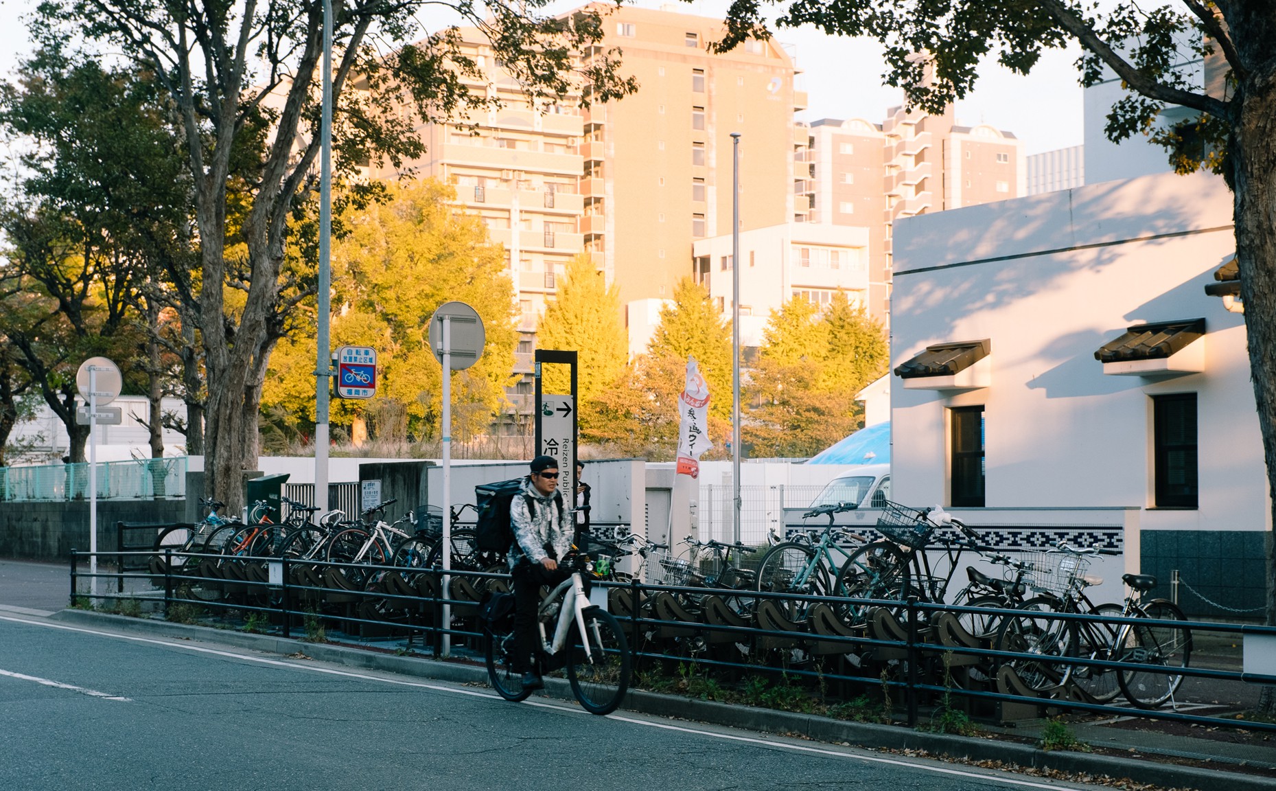 Nhật Bản, chiếc xe đạp: Đến với hình ảnh này, bạn sẽ đắm mình trong không khí ngập tràn văn hóa và sự độc đáo của đất nước Nhật Bản. Hình ảnh chiếc xe đạp được thiết kế tinh tế và có đầy đủ tính năng sẽ giúp bạn hiểu thêm về văn hóa và phong cách sống hiện đại của người Nhật.