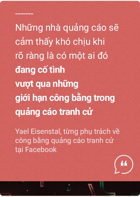 Cảnh sát giao thông đứng buông tay lái xe