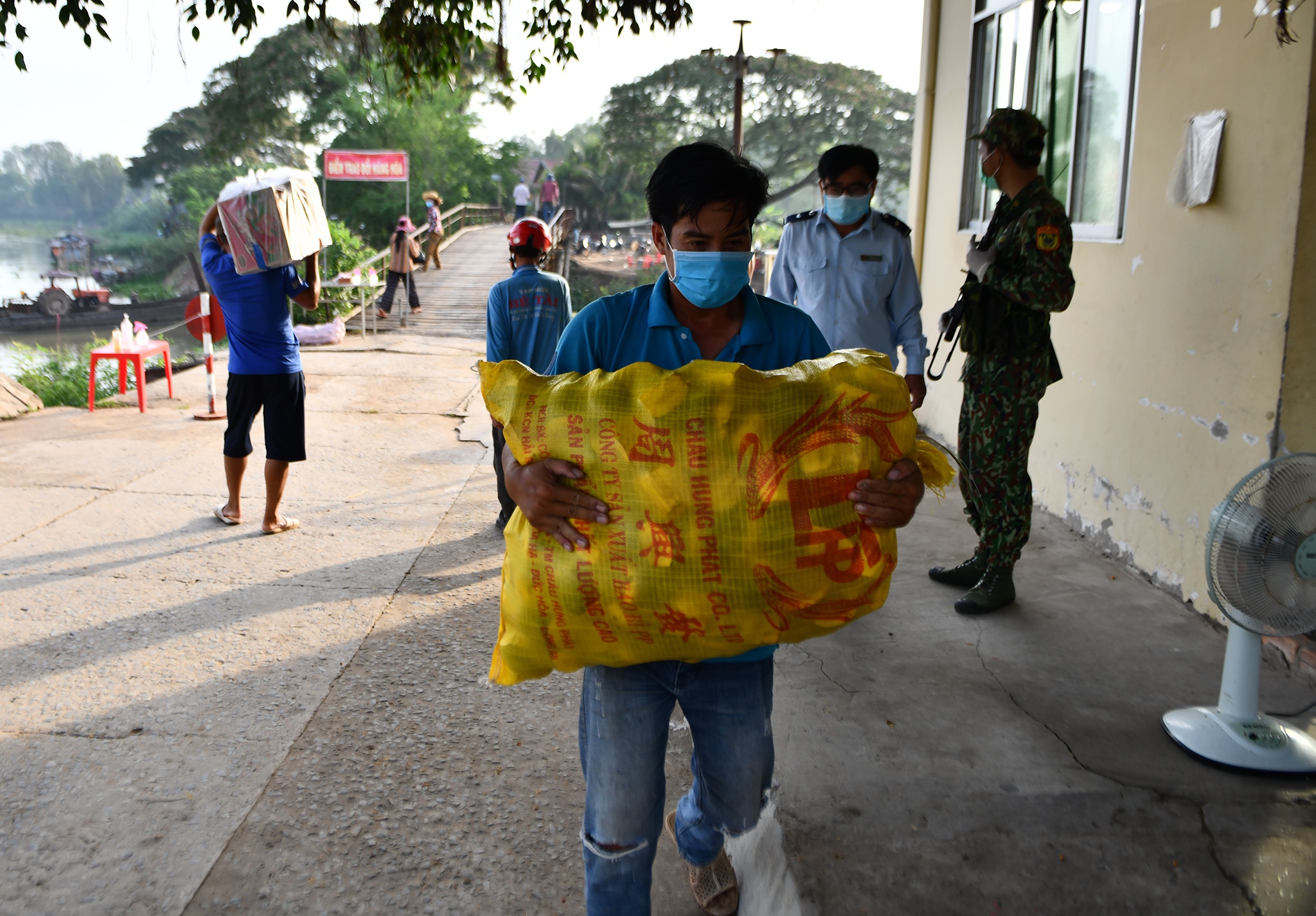 Xom bien gioi Thong Binh phong dich Covid-19 anh 8