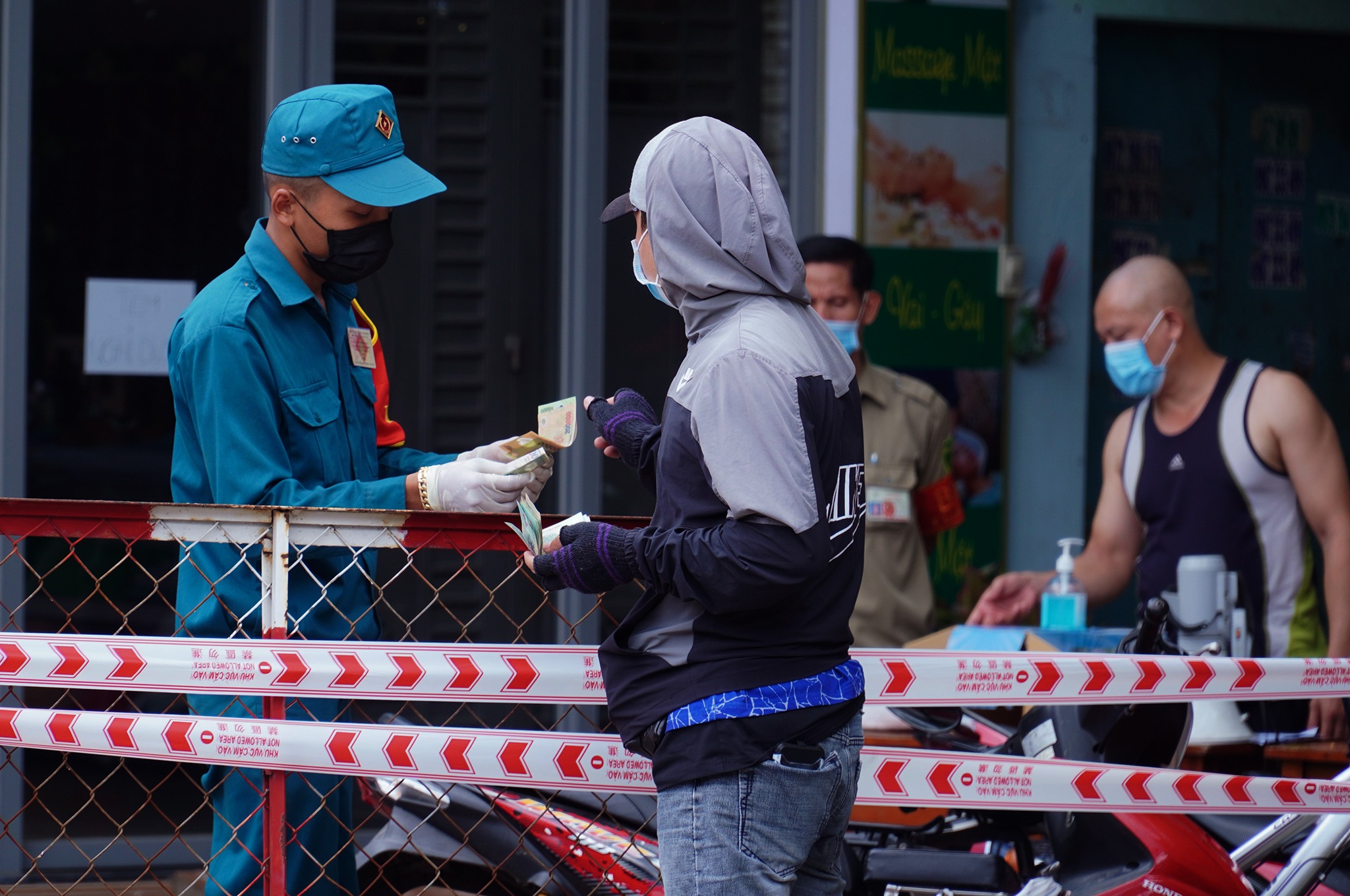 TP.HCM phong toa hang loat diem co dich Covid-19 anh 5