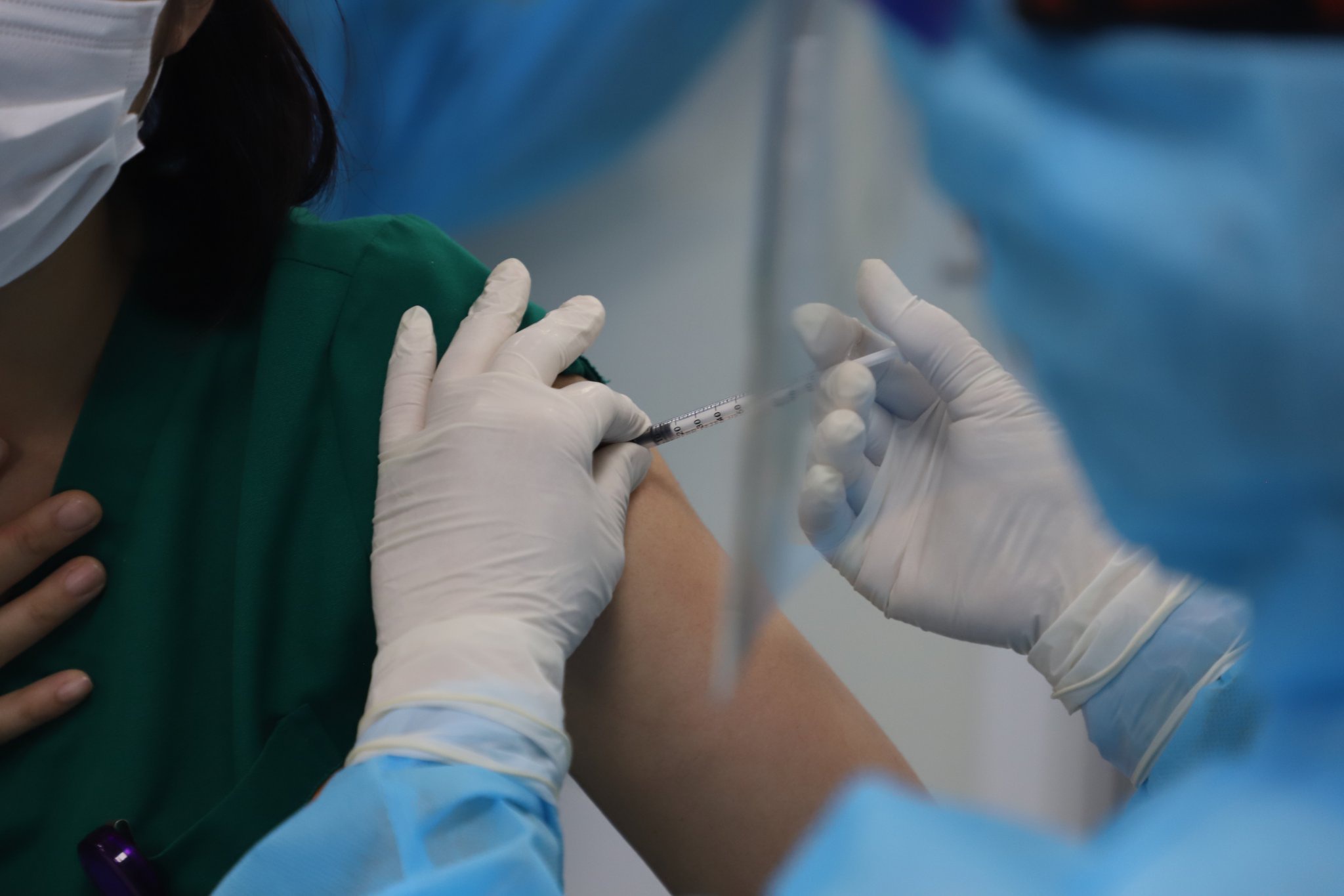 Doanh nghiep rao riet tim nguon vaccine anh 1