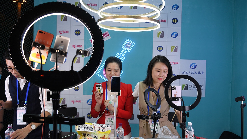 Ban 300 trieu USD tien hang trong 12 gio livestream anh 2