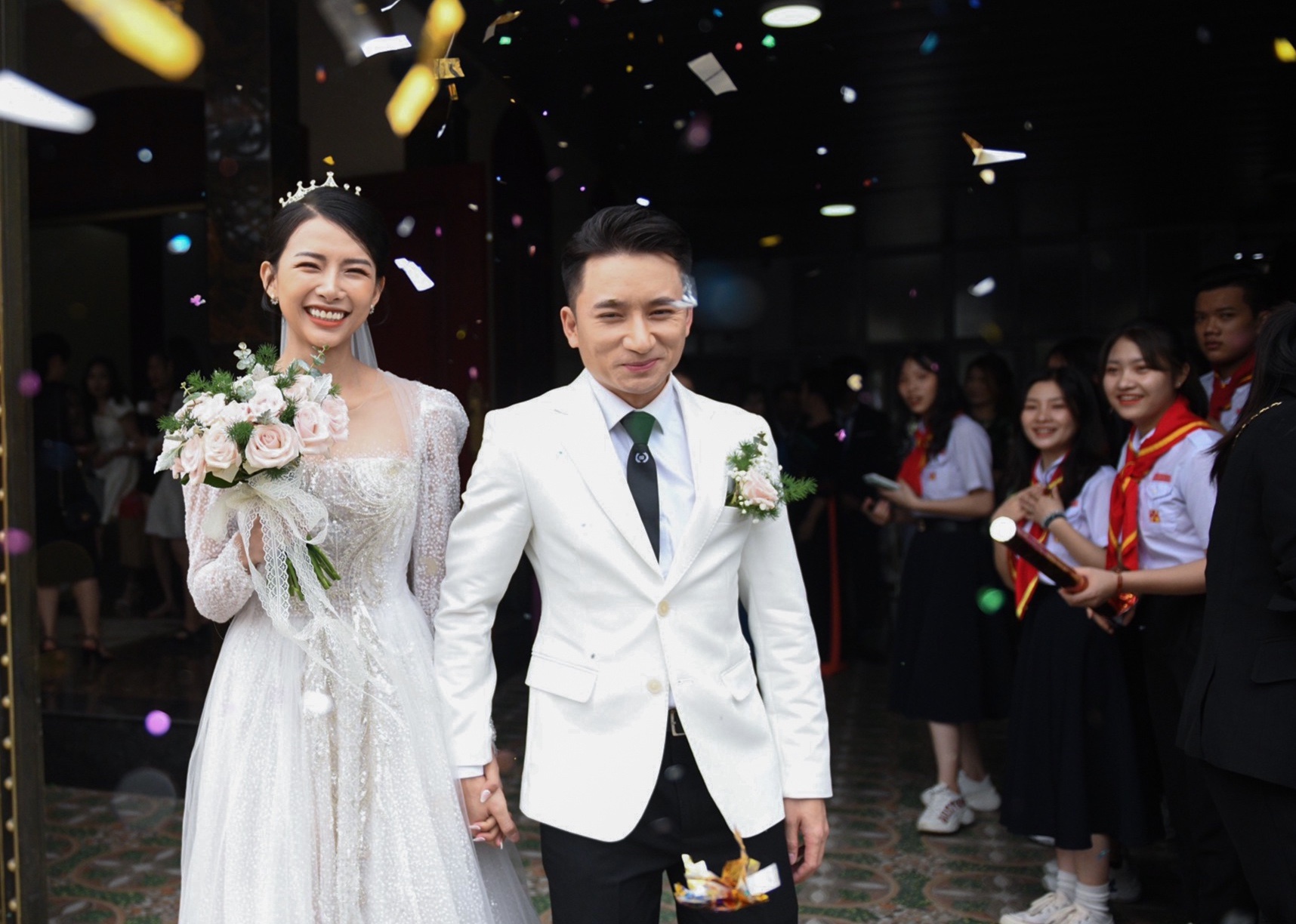 Ảnh cưới lãng mạn của Phan Mạnh Quỳnh và bà xã Huỳnh Khánh Vy