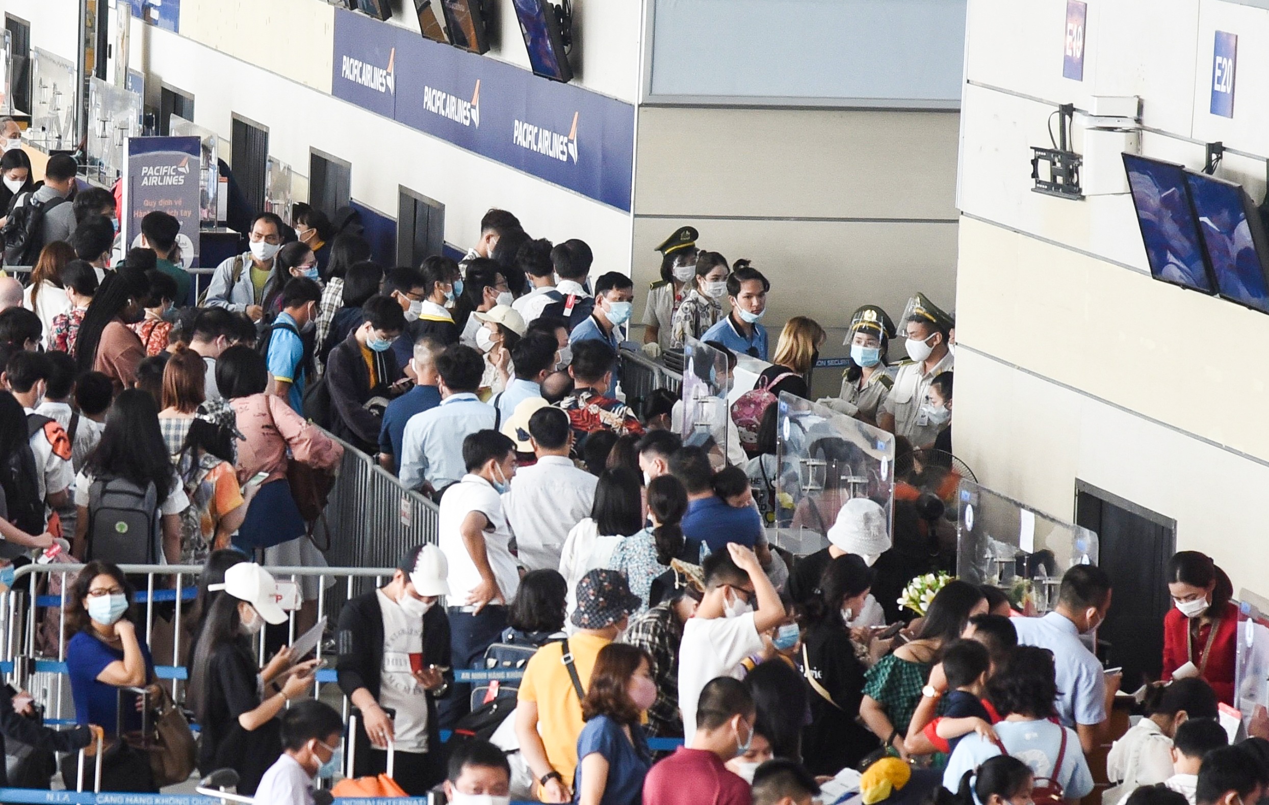 san bay Noi Bai dong duc hanh khach anh 10