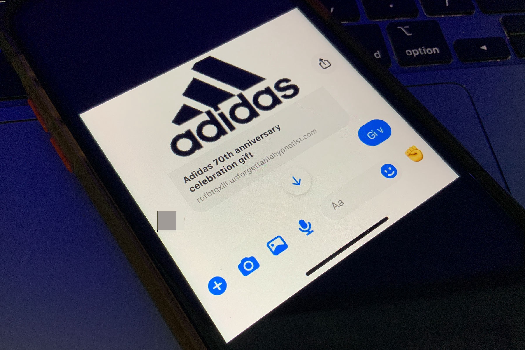 Lua dao adidas tren Facebook anh 1