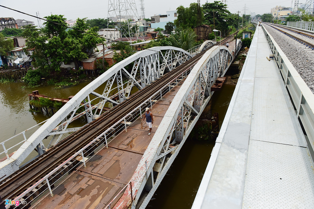 Chuyen tau cuoi bang qua cau sat Binh Loi sau hon 100 nam su dung hinh anh 16