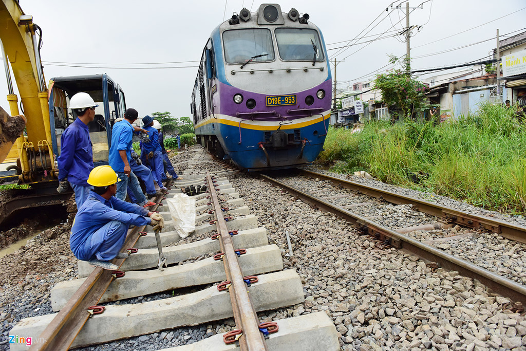 Chuyen tau cuoi bang qua cau sat Binh Loi sau hon 100 nam su dung hinh anh 1