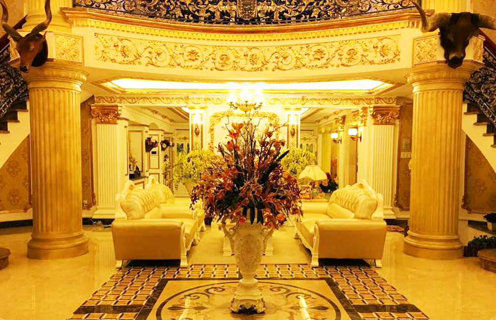 Bên trong các tầng, nội thất đều được chủ nhân lấy tông màu vàng làm màu chủ đạo với thiết kế nội thất phong cách châu Âu và đều được nhập về từ châu lục này. Nhiều chi tiết được nữ chủ nhân dát vàng sang trọng, đẹp mắt. Ảnh: FBNV.