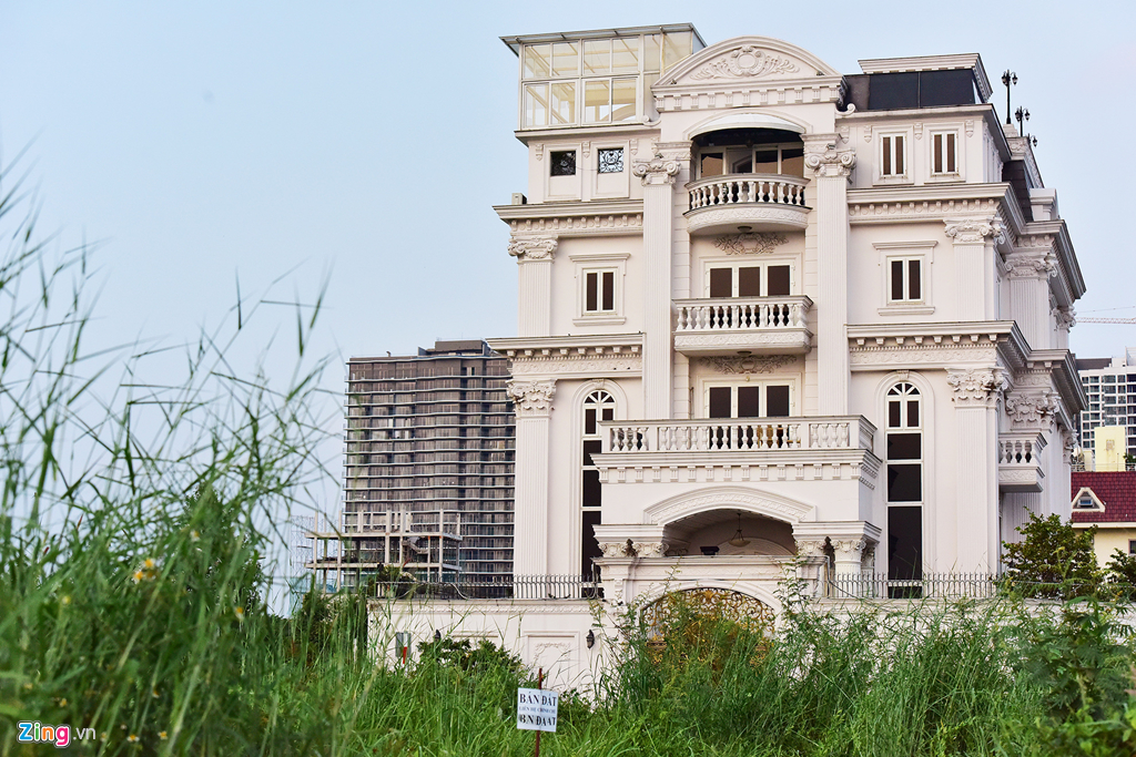 Theo giới bất động sản mua bán đất tại đây, những lô đất mặt tiền bờ sông Sài Gòn có giá hơn 200 triệu đồng/m2, còn những lô trục đường bên trong khoảng hơn 100 triệu đồng/m2.
