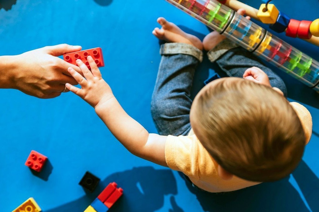 tre em dung dien thoai anh 3