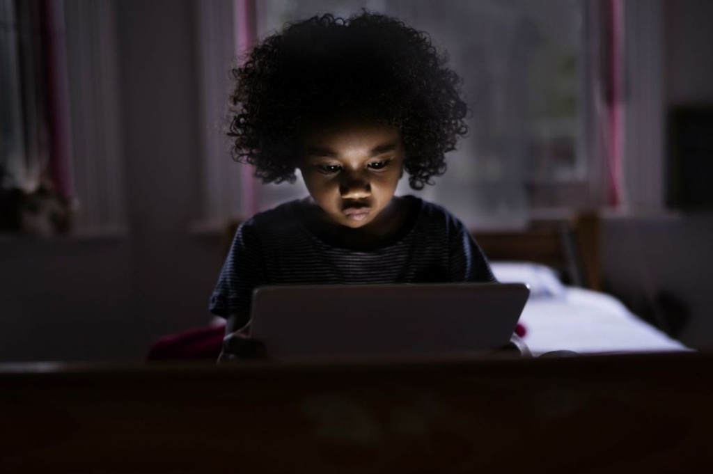 tre em dung dien thoai anh 1