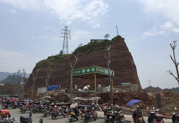 Nhung 'nha dinh' chan giua duong o Trung Quoc hinh anh 16