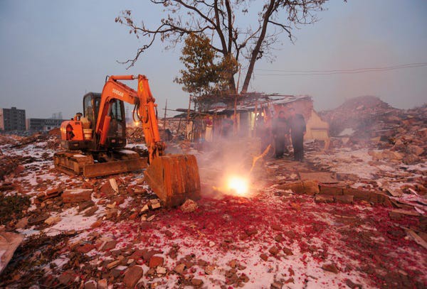 Nhung 'nha dinh' chan giua duong o Trung Quoc hinh anh 5