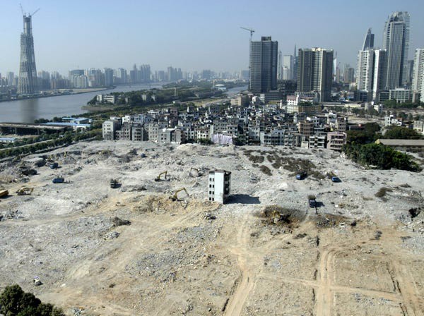 Nhung 'nha dinh' chan giua duong o Trung Quoc hinh anh 6