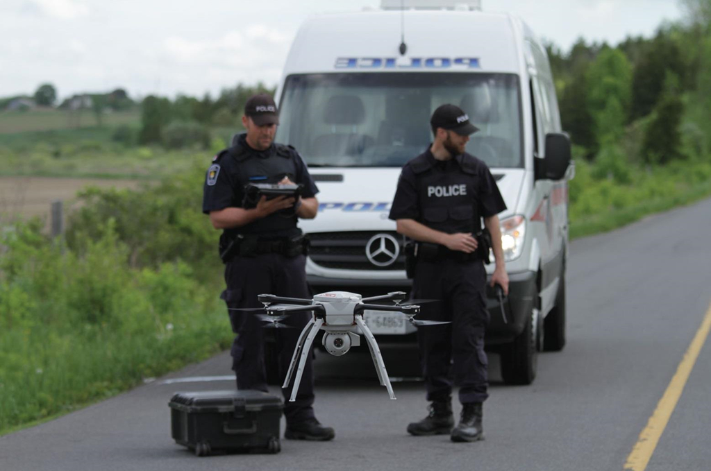 Dua xe tren duong pho se bi drone quan su truy duoi tu tren khong hinh anh 1