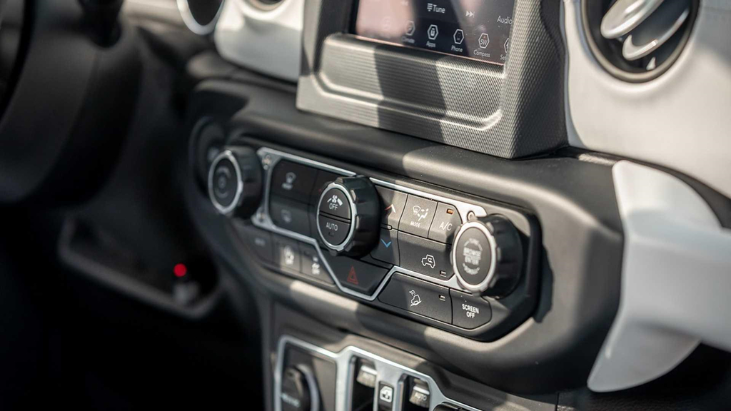 ‘Xe tang duong pho’ Rezvani Tank 2020 ra mat, chong ca vu khi hi-tech hinh anh 9