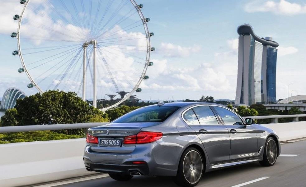 Xe dien cua Tesla 'khong co cua' o Singapore hinh anh 2