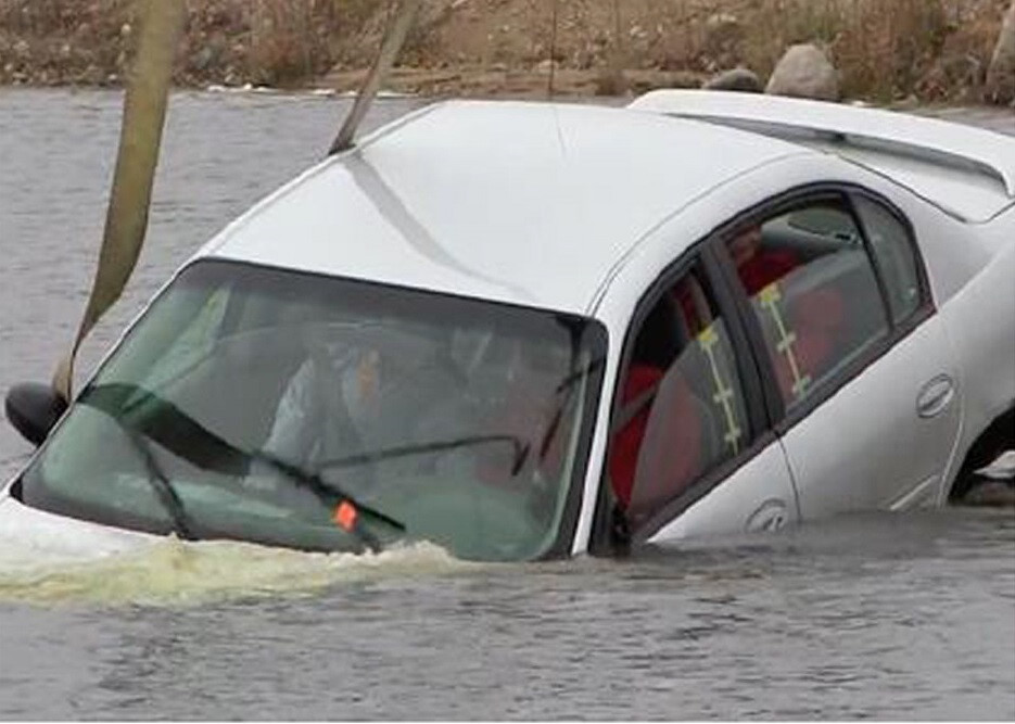 Tu ha kinh khi oto ngap nuoc, hieu qua nhung khong de kich hoat hinh anh 2