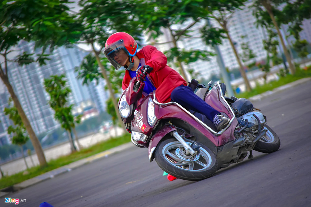 Lam the nao de vuot 'cua tu than' o nui Son Tra an toan bang xe may? hinh anh 2