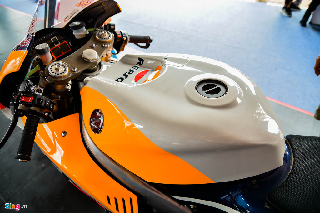 Chi tiet Honda RC213V tri gia 2 trieu USD ma Marc Marquez tung cam lai hinh anh 11