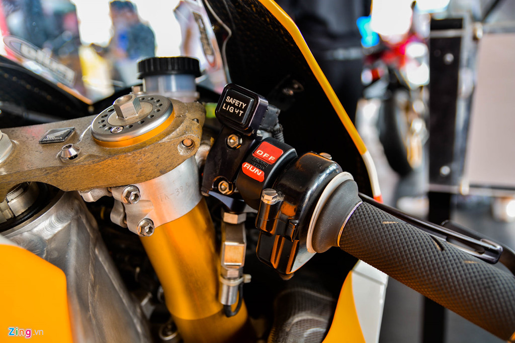 Chi tiet Honda RC213V tri gia 2 trieu USD ma Marc Marquez tung cam lai hinh anh 5