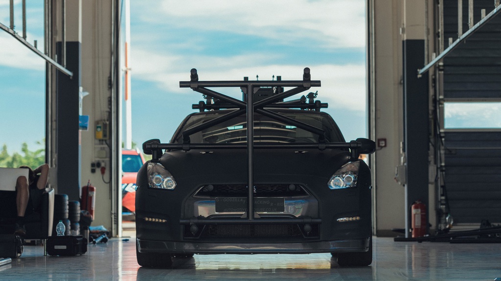 Chiec Nissan GT-R dung lam xe quay phim, nhanh hon ca xe dua hinh anh 2 2_GTRcamera.jpg