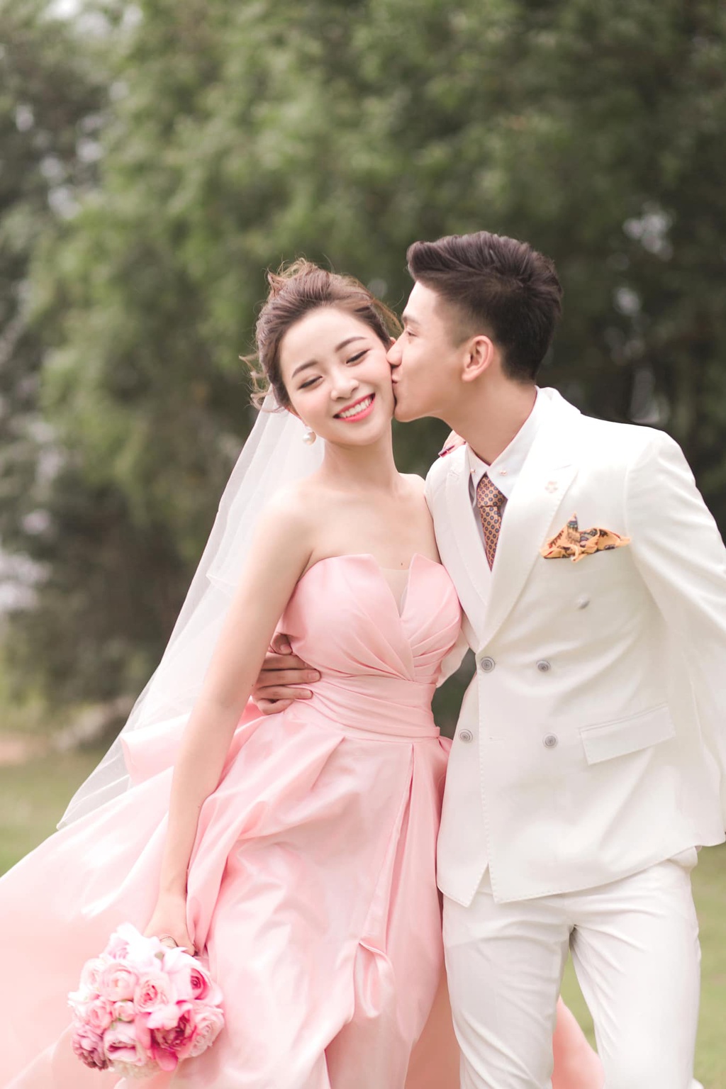 Loạt ảnh cưới đẹp như mơ của vợ chồng Phan Văn Đức