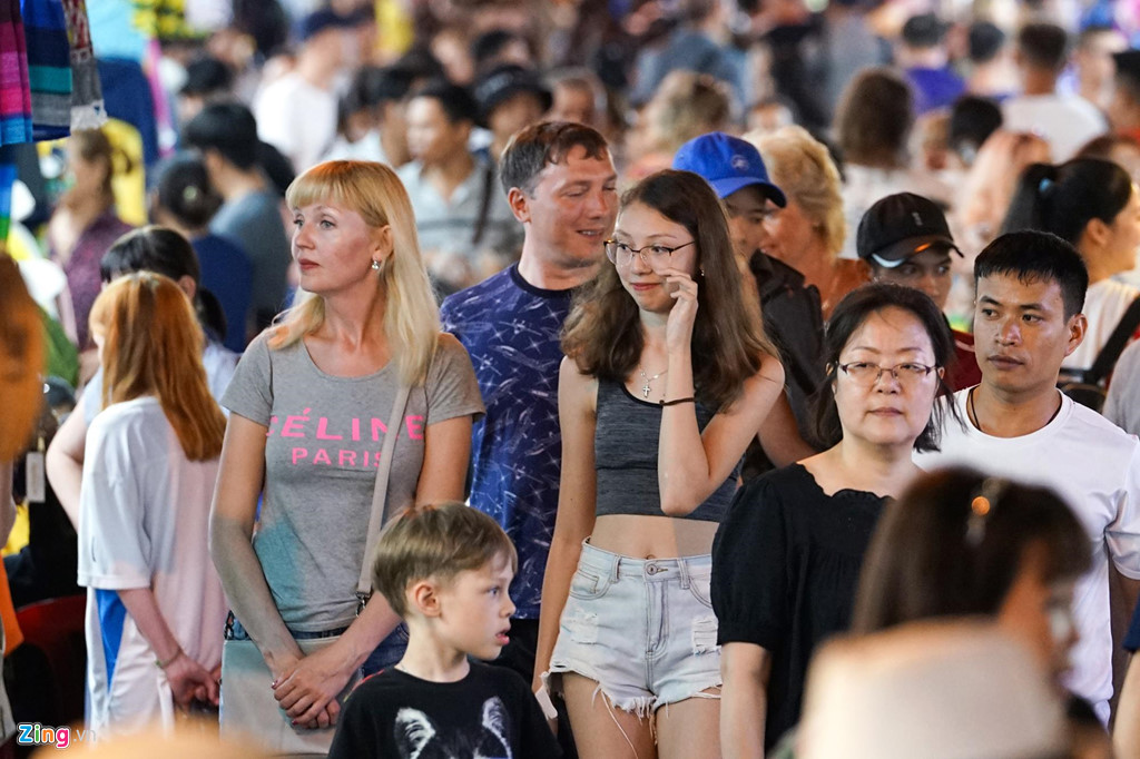 Vao cho dem Nha Trang cu ngo nhu dang mua sam o nuoc ngoai hinh anh 12