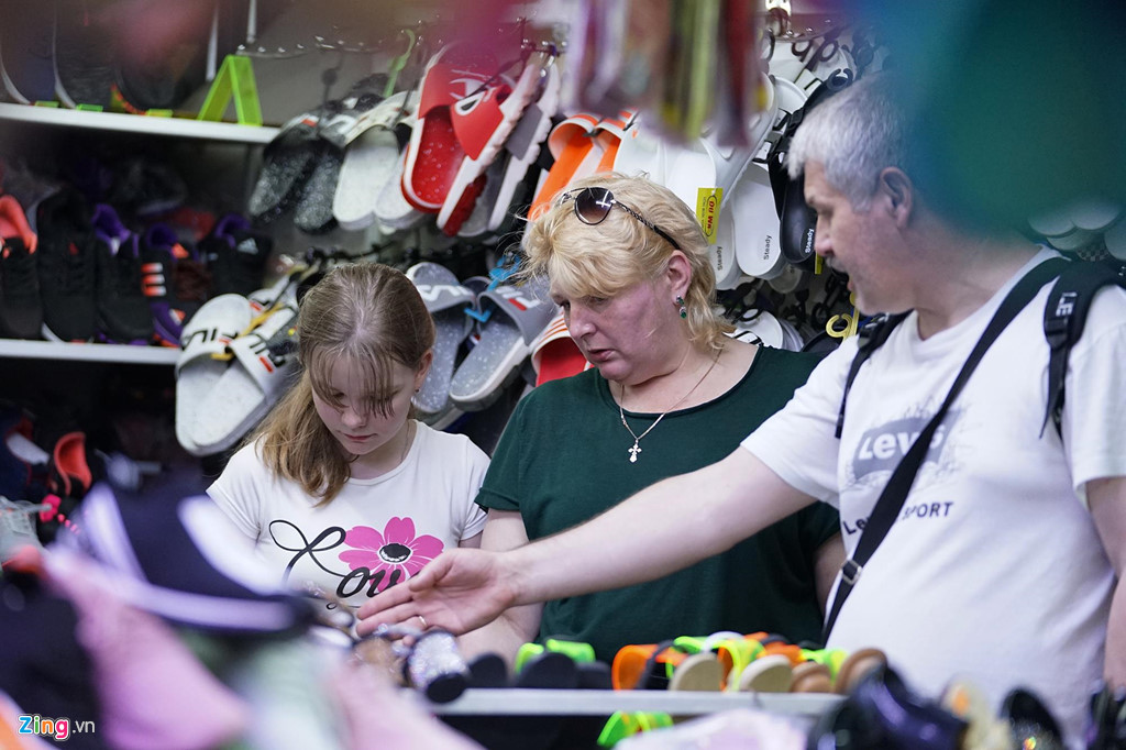 Vao cho dem Nha Trang cu ngo nhu dang mua sam o nuoc ngoai hinh anh 10