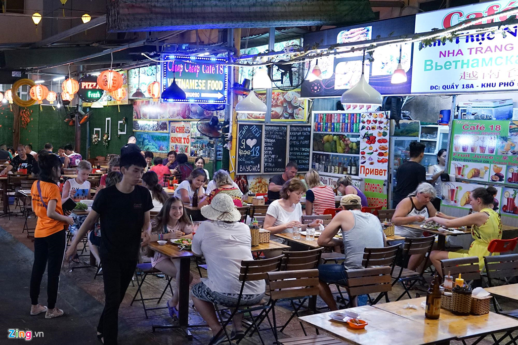 Vao cho dem Nha Trang cu ngo nhu dang mua sam o nuoc ngoai hinh anh 8