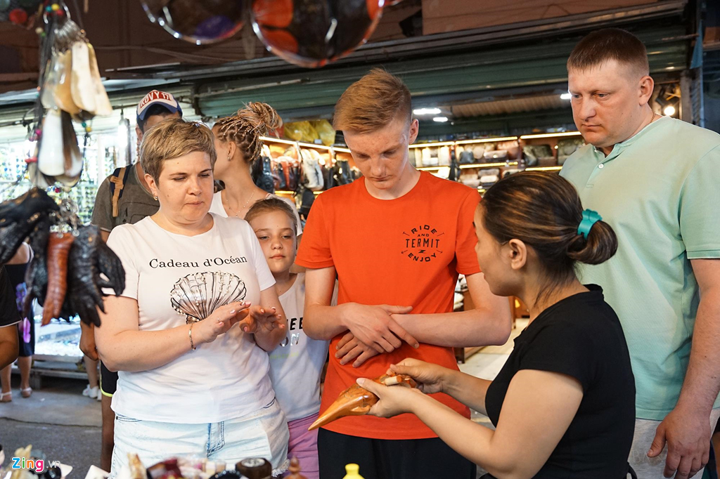 Vao cho dem Nha Trang cu ngo nhu dang mua sam o nuoc ngoai hinh anh 11