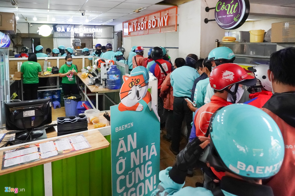 Tai xe cong nghe xep hang dai, quan tu choi tiep khach an tai cho hinh anh 1 Bui_Vien_Zing_20.jpg