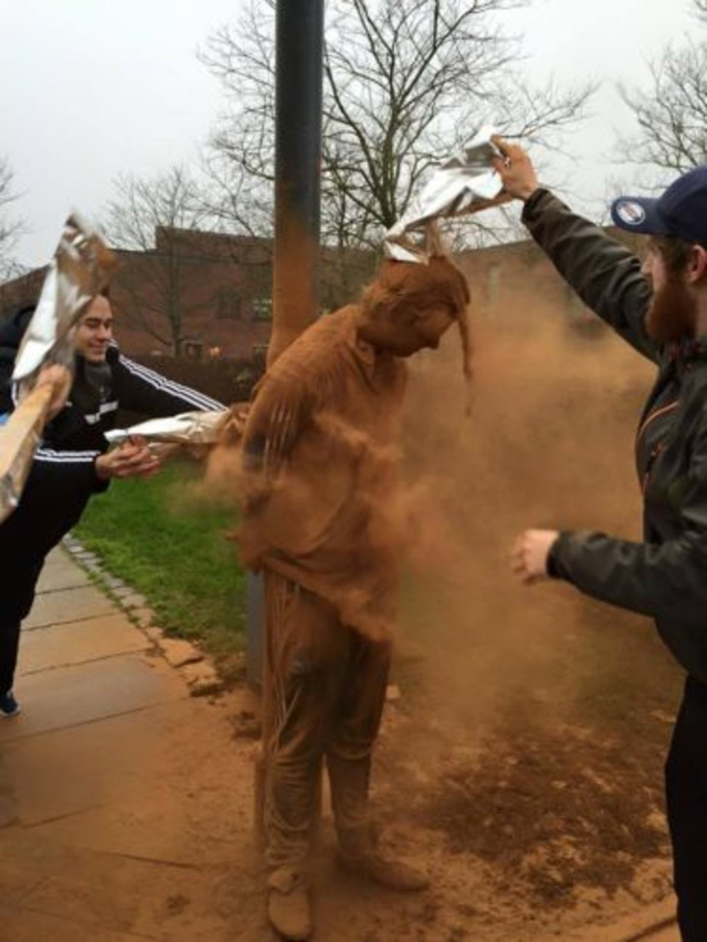 Troi nguoi giua duong, nem trung va bot vi 25 tuoi van e hinh anh 3