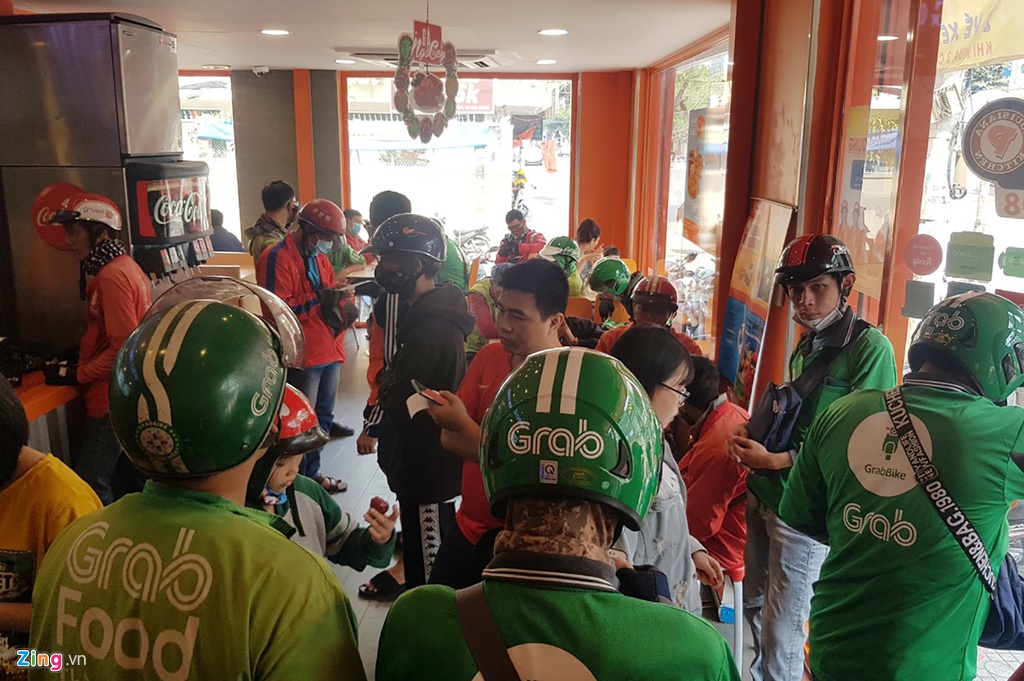 Shipper xep hang dai tai cac quan an sau Tet hinh anh 1 ship1_zing.jpg